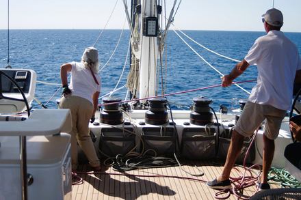 Les manoeuvres necessitent anticipation et bonne maitrise technique. Un equipage professionnel est bien sur indispensable sur ce type d'unite. Les manoeuvres necessitent anticipation et bonne maitrise technique. Un equipage professionnel est bien sur indispensable sur ce type d'unite.