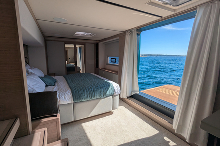  Vous trouverez la cabine proprietaire dans la coque tribord, avec sa salle de bain conforme aux standards des yachts, un dressing vraiment imposant et... la terrasse avec vue sur mer. Le top !