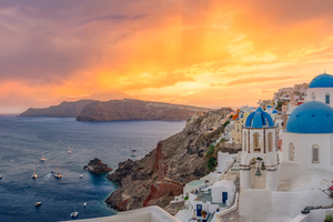 Oia, perle suspendue de Santorin, élue parmi les plus beaux villages du monde