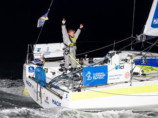 Une femme et quatre hommes écrivent les...