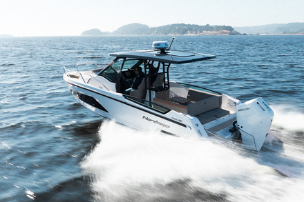 Le dernier-ne du chantier Nordkapp, le 830 Enduro depasse largement les 50 noeuds en pointe...