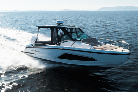 Avec son taud de camping, le 830 Enduro devient un vrai timonier. Malin ! Nautisme Article