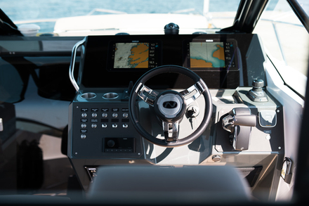 Instrumentation complete et bien equipe, l'Enduro se manoeuvre facilement depuis la barre. Nautisme Article