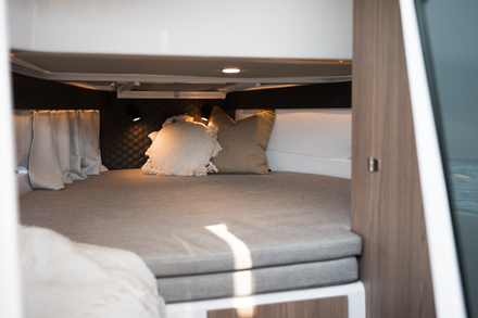 Un vrai lit, large et confortable pour les amateurs de week-ends au mouillage. Nautisme Article
