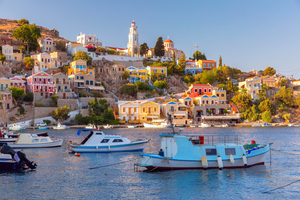 Escale nautique à Symi, l’île colorée du Dodécanèse