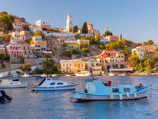 Escale nautique à Symi, l’île colorée du...