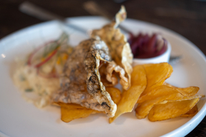 Les chips de peau de poisson : croquant chic à l’apéro
