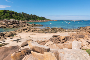 Bretagne: une association alerte sur la pollution des plages en hiver
