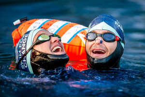 Traverser l’Atlantique à la nage : le pari fou et engagé de Chloé et Matthieu Witvoet