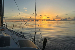 Globe40 : une trentaine de minutes d'écart entre les deux leaders, la flotte sort du Port-au-Noir