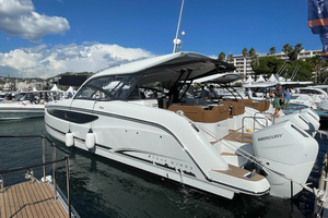 Four Winns TH38 : le nouveau catamaran à moteur qui redéfinit la vie à bord