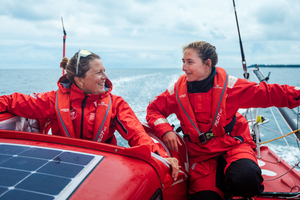 Sam Davies et Violette Dorange : un duo sur l’Atlantique pour sauver des enfants