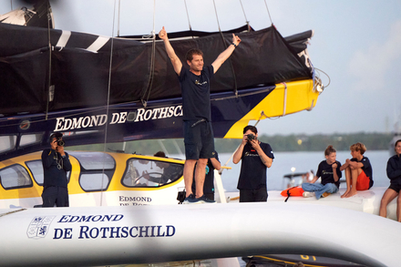 Charles Caudrelier, a bord du Maxi Edmond de Rothschild, pulverisait le record de la traversee en 6 jours, 19 heures, 47 minutes et 25 secondes.