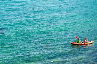 Kayak en duo : pourquoi pagayer à deux change vraiment l’expérience