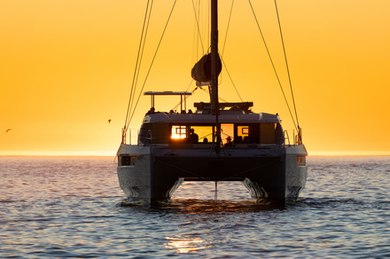 Un grand catamaran pour vivre confortablement, au mouillage comme en navigation.
