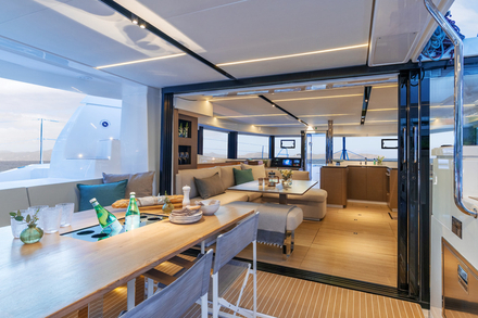 L'espace carre cockpit, une fois ouvert permet d'accueillir de nombreux invites a bord. L'espace carre cockpit, une fois ouvert permet d'accueillir de nombreux invites a bord.