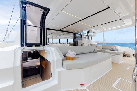 Dans la version 3 cabines que nous avons essayee, la cabine arriere babord beneficie d'une sortie privee directe vers le cockpit... Dans la version 3 cabines que nous avons essayee, la cabine arriere babord beneficie d'une sortie privee directe vers le cockpit...