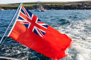 Naviguer sous pavillon étranger : avantages, inconvénients et règles à connaître