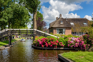 Giethoorn, le village sans routes qui flotte entre rêve et réalité