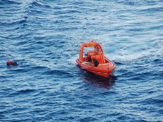 Homme à la mer : comment éviter la chute et...