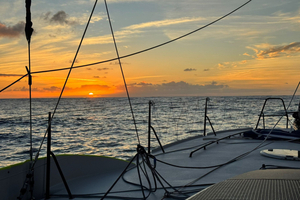 Transat Café L’Or : la Martinique se prépare à accueillir les leaders, la course s’emballe à tous les niveaux