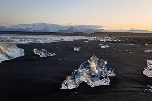 Iceberg et sable noir, la plage de diamants de Jökulsárlón