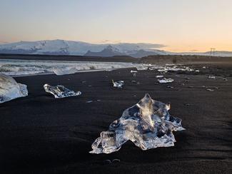 Iceberg et sable noir, la plage de diamants de...