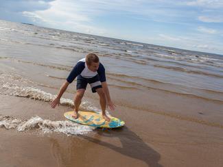 Le skimboard : la glisse fun et accessible qui...