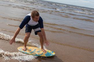 Le skimboard : la glisse fun et accessible qui séduit de plus en plus