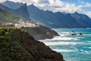 Houle spectaculaire à Tenerife : l’île des Canaries secouée par la force de l’océan