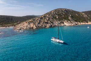 Dufour 54 : le yacht amiral se raconte en images, à Saint-Tropez