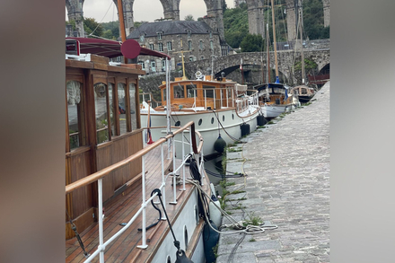 Les bateaux « vintage » tout pres du vieux pont de Dinan Les bateaux « vintage » tout pres du vieux pont de Dinan