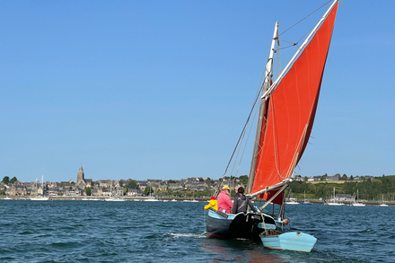 Vieille coque devant Saint-Suliac