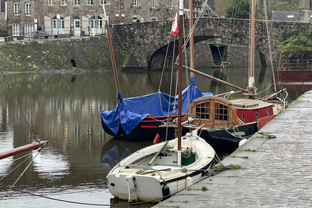 Une place a part pour les bateaux « vintage » pres du vieux pont a Dinan Une place a part pour les bateaux « vintage » pres du vieux pont a Dinan