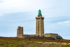 Le phare du cap Fréhel : sentinelle granitique et étoile des navigateurs