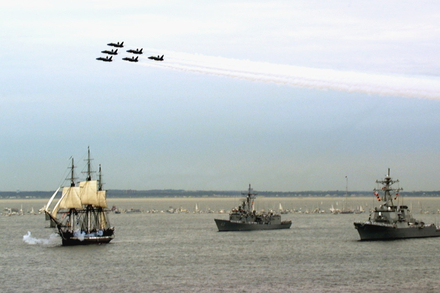 La Constitution navigue sans assistance pour la premiere fois en 116 ans.