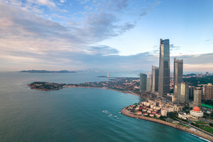 Baie de Qingdao : navigation urbaine entre mer Jaune, collines boisées et rivage structuré