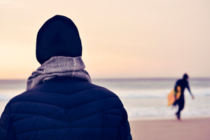 Bonnets, écharpes et pulls marins : l’hiver version bord de mer
