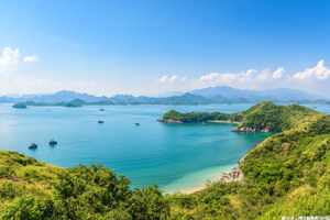 Baie de Lan Ha : navigation silencieuse entre îlots calcaires, plages isolées et lagons du nord Vietnam