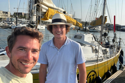 Un signe du ciel ? Daniel Pinsky (a gauche), accro a la GGR, rencontre Louis Kerdelhue, un reveur de 20 ans, devant son ancien bateau de la GGR a Porto. L'un se prepare pour la #GGR2026, et deux mois plus tard, Daniel vend son bateau, achete un Baba 35 en Un signe du ciel ? Daniel Pinsky (a gauche), accro a la GGR, rencontre Louis Kerdelhue, un reveur de 20 ans, devant son ancien bateau de la GGR a Porto. L'un se prepare pour la #GGR2026, et deux mois plus tard, Daniel vend son bateau, achete un Baba 35 en