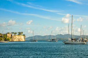 Baie de Fort-de-France : navigation abritée entre reliefs volcaniques, mouillages sûrs et cœur créole