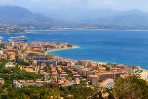 Découvrir la baie d’Ajaccio hors saison : plages, histoire et balades