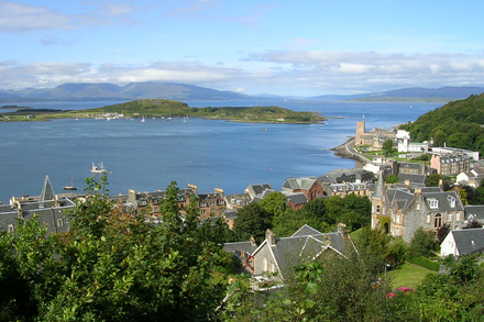 En remontant vers le nord, Oban devient un carrefour strategique. De la, des itineraires reputes pour leur accessibilite permettent de rejoindre Loch Linnhe, Loch Aline ou Loch Sunart via le Sound of Mull. 