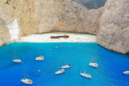 Sur l'ile de Zakynthos en Grece, Navagio est devenue l'une des criques les plus photographiees au monde. L'epave du Panagiotis, cargo echoue en 1980, aurait transporte de la contrebande lorsqu'il s'est fracasse sur la plage. Sur l'ile de Zakynthos en Grece, Navagio est devenue l'une des criques les plus photographiees au monde. L'epave du Panagiotis, cargo echoue en 1980, aurait transporte de la contrebande lorsqu'il s'est fracasse sur la plage.