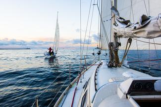 Navigations d’hiver au large : la bonne stratégie pour naviguer en sécurité