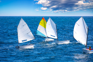 Optimist vs autres supports d’initiation : quelles différences pour apprendre à naviguer ?