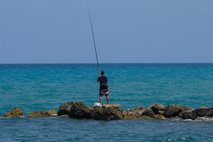 Le rockfishing, l’art de pêcher fin au plus près du littoral
