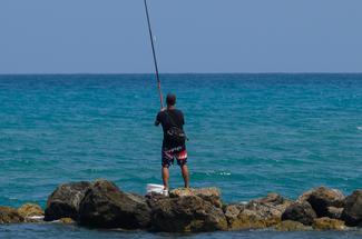 Le rockfishing, l’art de pêcher fin au plus près du littoral