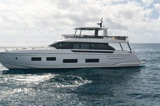 Azimut Fly 82 : design, volumes et vie à bord au cœur du nouveau fleuron...