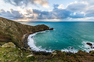 Vent fort et grandes marées en Manche, alerte à la prudence sur le littoral
